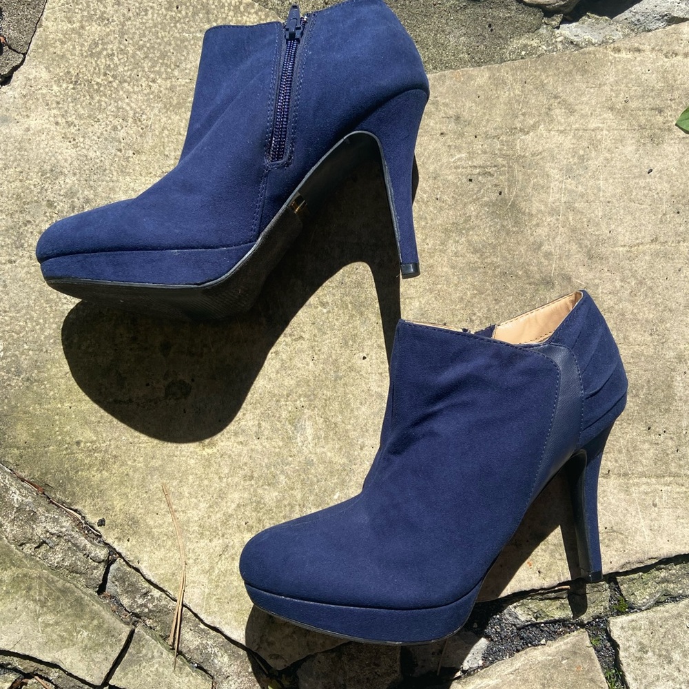 NWOT- navy suede heeled boots